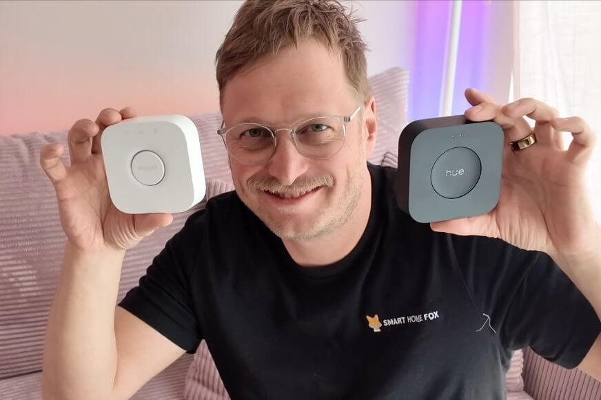 Philips Hue Bridge Pro in Schwarz neben der weißen alten Hue Bridge im direkten Vergleich